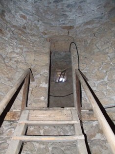 Oberer Teil der Holztreppe mit Eingang in die Außenmauer