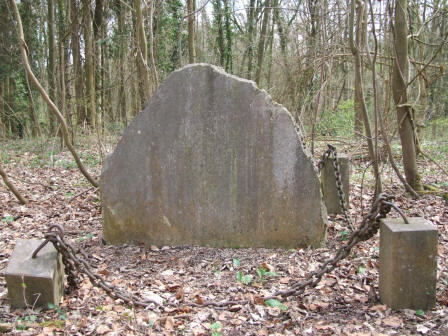Grabstein der Familie von Dungern, heruntergekommen und von Vandalen teilweise zerstört