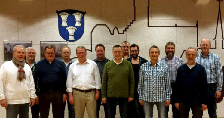 Der neugewählte Vorstand des Sängerbunds Dehrn: (v. li.) Manfred Seip, Dieter Beul, Rüdiger Draheim, Gregor Leber, Markus Geis, Tomas Noll, Jürgen Höhler, Burkhard Sehr, Florian Fürstenfelder, Christoph Pötz, Ulrich Heun, Georg Dornoff und Frank Zell. Es fehlen: Peter Zell und Frank Kremer.