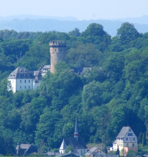 Nikolauskapelle und Pfalz am Fuße der Burg