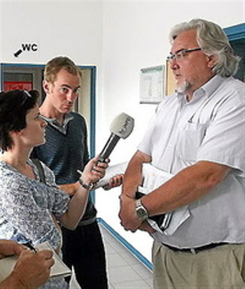 Der frisch gebackene Eigentümer des Dehrner Schlosses, Bruno Otto Kling, ist nach der Ersteigerung ein gefragter Gesprächspartner. Neben TAGEBLATT-Redakteur Thorsten Gütling hat auch der Hessische Rundfunk die ein oder andere Frage an den Bad Vilbeler "Prinzen?. (Foto: privat)