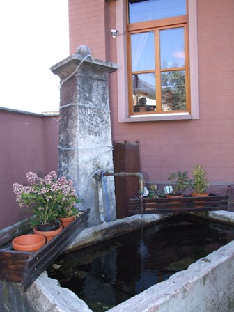 Dehrn, Brunnen am Rathaus