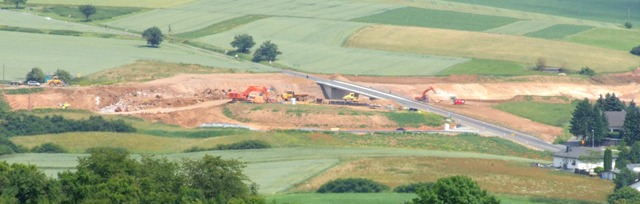 Blick auf die Arbeiten an der Ortsumgehung, von der neuen Schloss-Zufahrt